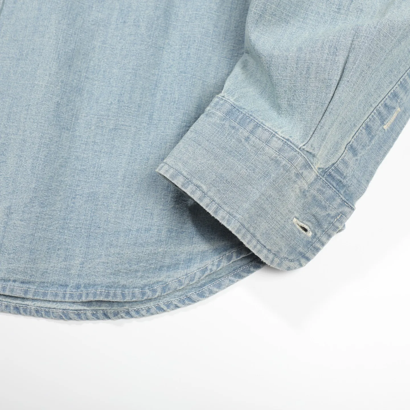 P400 [Original item] Top quality lapel long-sleeved washed denim shirt jacket Four-season men's two-color pure cotton shirt stone-washed retro casual denim shirt Denim shirt is really the most iconic product, decorated with colorful iconic pony embroidery, presenting a classic polo style design. It is a versatile choice from winter to summer. The multiple washes of denim greatly increase the comfort and softness of the fabric. The distressed effect is full of strong American retro style. This one is also closed with eyes closed. Simply YYDS~ The same style for men and women. It can be worn alone or as a cardigan. If you like looseness, choose one size larger. It is more suitable for inner wear~ The overall style is a loose version with a bit of boyfriend style. The silhouette is good and the drape is good. The upper body has a tough style~ It has an American retro denim style. This shirt is suitable for many occasions, whether it is daily leisure or commuting. It is a good choice. It can also be used as a layering jacket/coat. Color: dark blue, light blue, size: S-XL